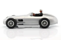 Sitzende Rennfahrer-Figur mit schwarzem Pullover 1:18 FigurenManufaktur