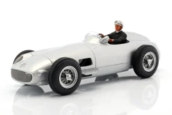 Sitzende Rennfahrer-Figur mit schwarzem Pullover 1:18 FigurenManufaktur