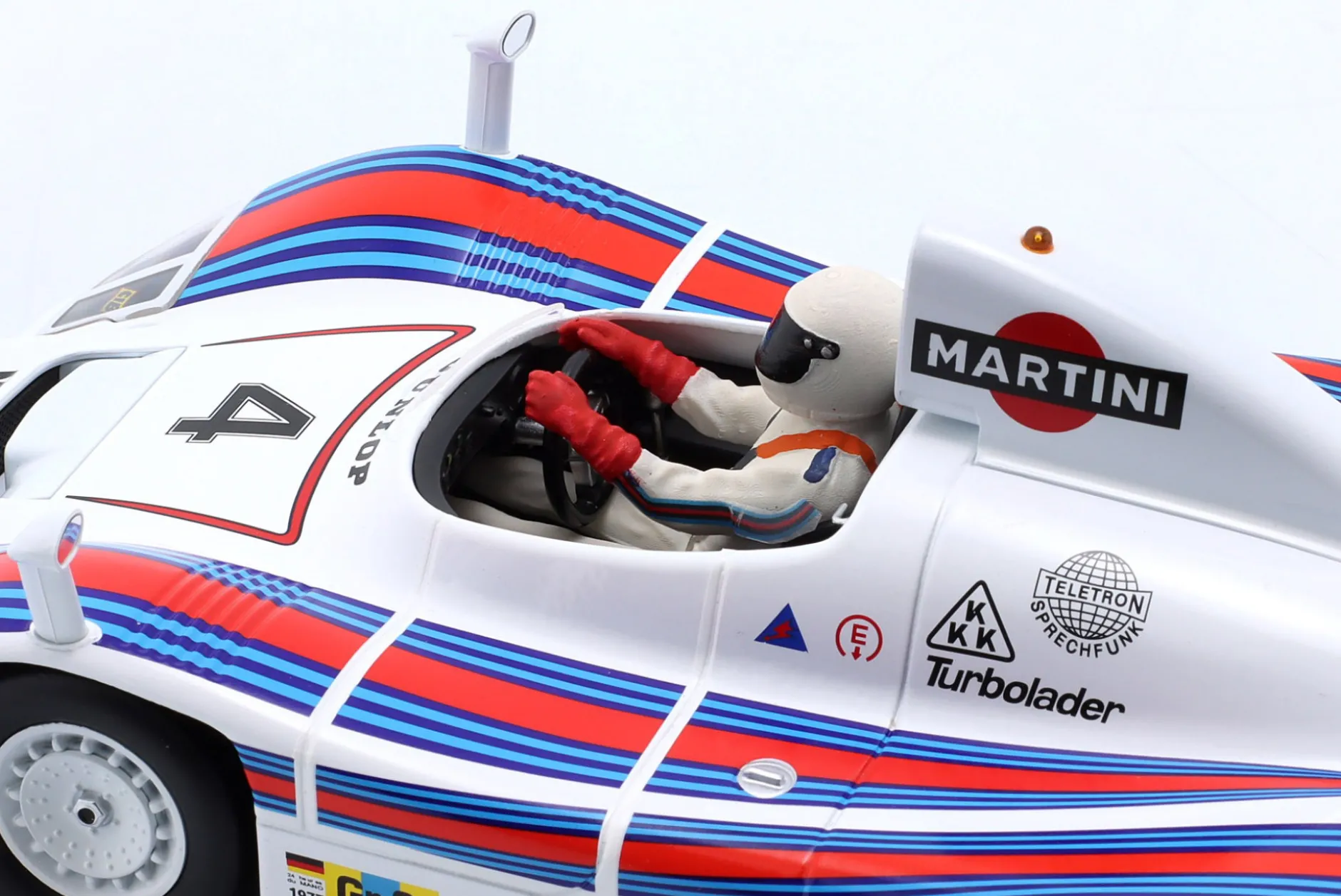 Sitzende Rennfahrer-Figur 1977 mit weißem Helm 1:18 FigurenManufaktur