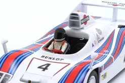 Sitzende Rennfahrer-Figur 1977 mit schwarzem Helm 1:18 FigurenManufaktur