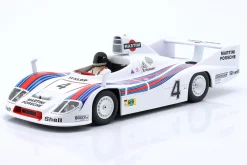 Sitzende Rennfahrer-Figur 1977 mit schwarzem Helm 1:18 FigurenManufaktur