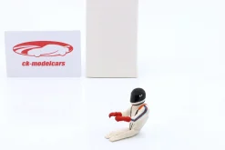 Sitzende Rennfahrer-Figur 1977 mit schwarzem Helm 1:18 FigurenManufaktur