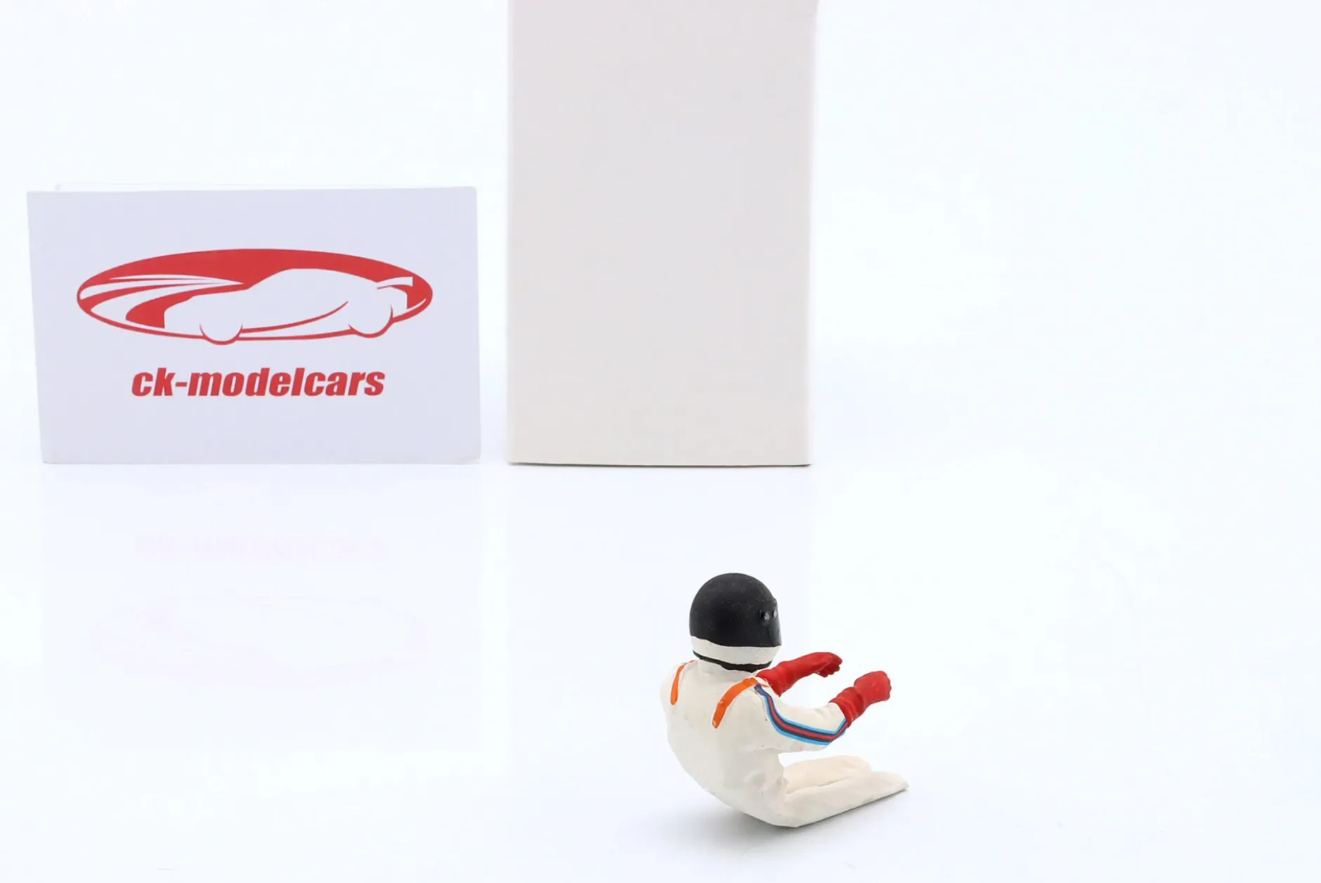 Sitzende Rennfahrer-Figur 1977 mit schwarzem Helm 1:18 FigurenManufaktur