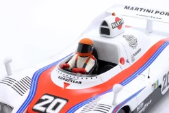 Sitzende Rennfahrer-Figur 1978 mit orangenem Helm 1:18 FigurenManufaktur