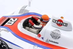 Sitzende Rennfahrer-Figur 1978 mit orangenem Helm 1:18 FigurenManufaktur