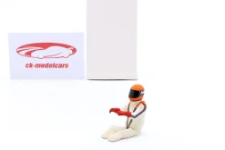 Sitzende Rennfahrer-Figur 1978 mit orangenem Helm 1:18 FigurenManufaktur