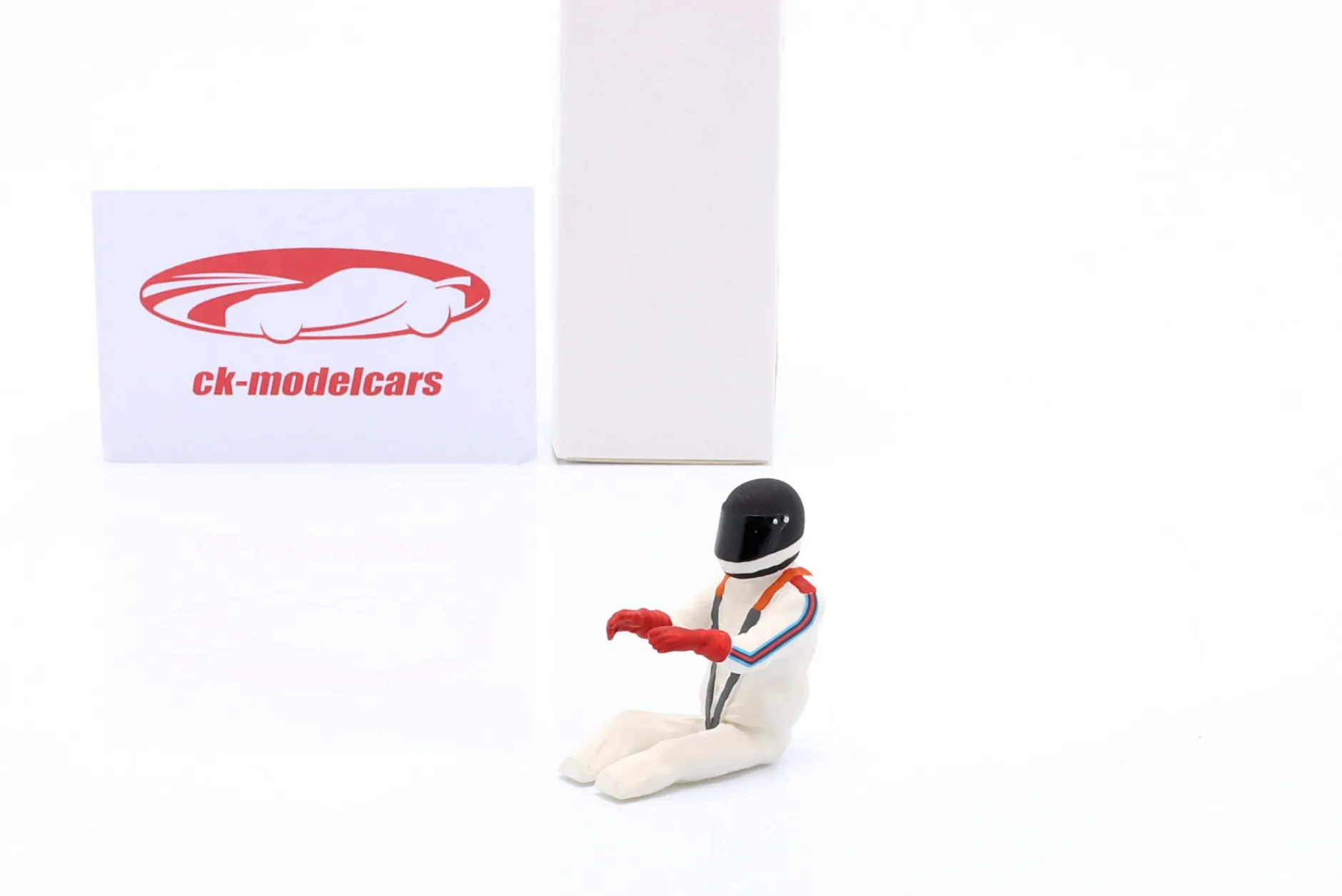 Sitzende Rennfahrer-Figur 1978 mit schwarzem Helm 1:18 FigurenManufaktur