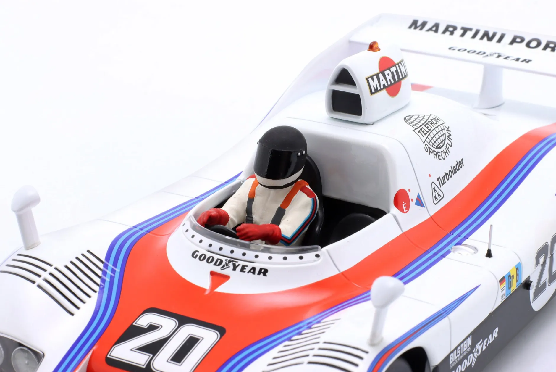Sitzende Rennfahrer-Figur 1978 mit schwarzem Helm 1:18 FigurenManufaktur