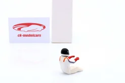 Sitzende Rennfahrer-Figur 1978 mit schwarzem Helm 1:18 FigurenManufaktur