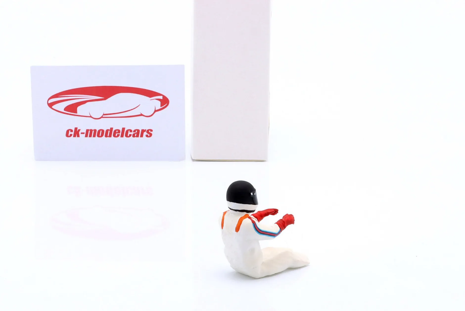 Sitzende Rennfahrer-Figur 1978 mit schwarzem Helm 1:18 FigurenManufaktur