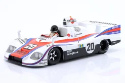 Sitzende Rennfahrer-Figur 1978 mit schwarzem Helm 1:18 FigurenManufaktur