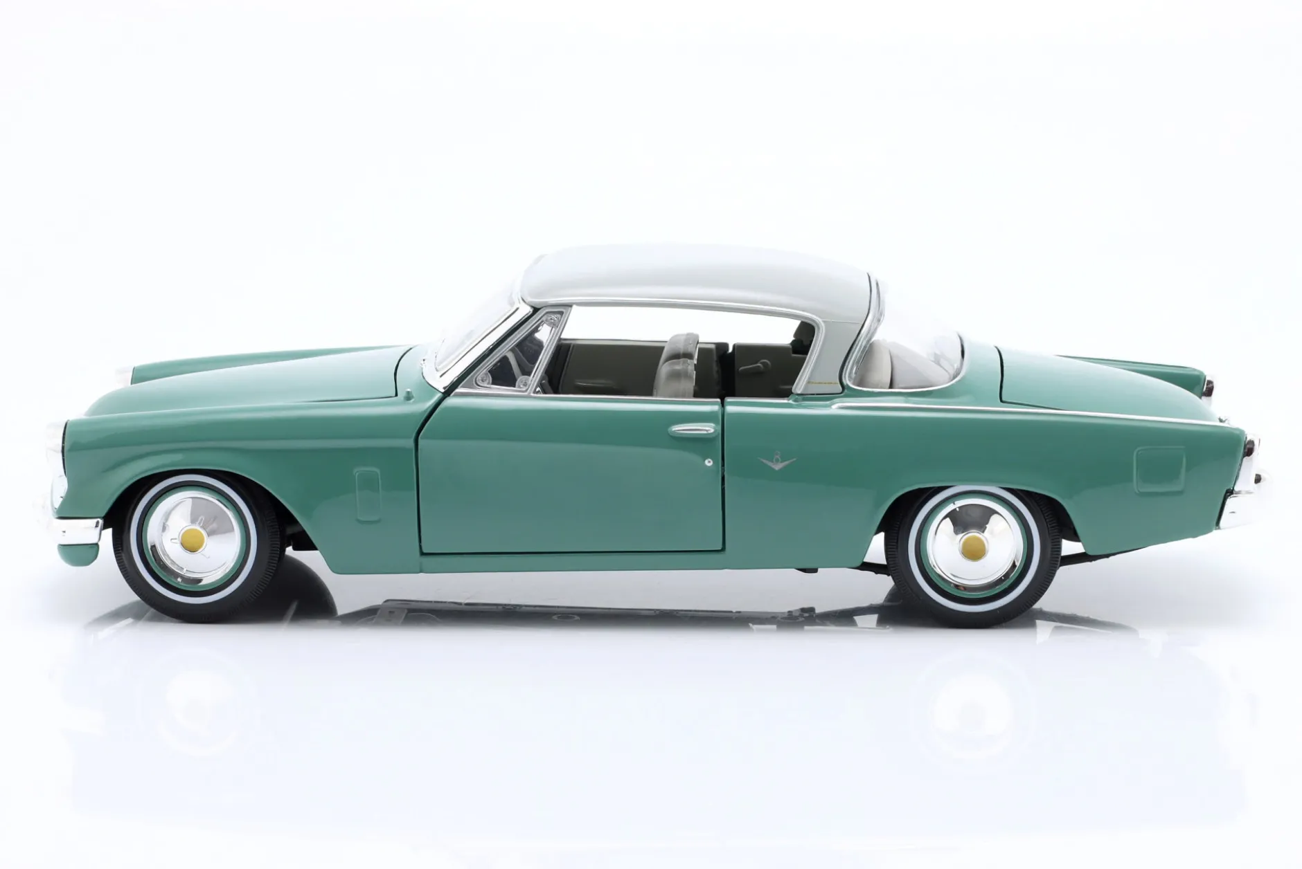 Studebaker Starliner Baujahr 1953 mintgrün / hellgrau 1:18 Maisto
