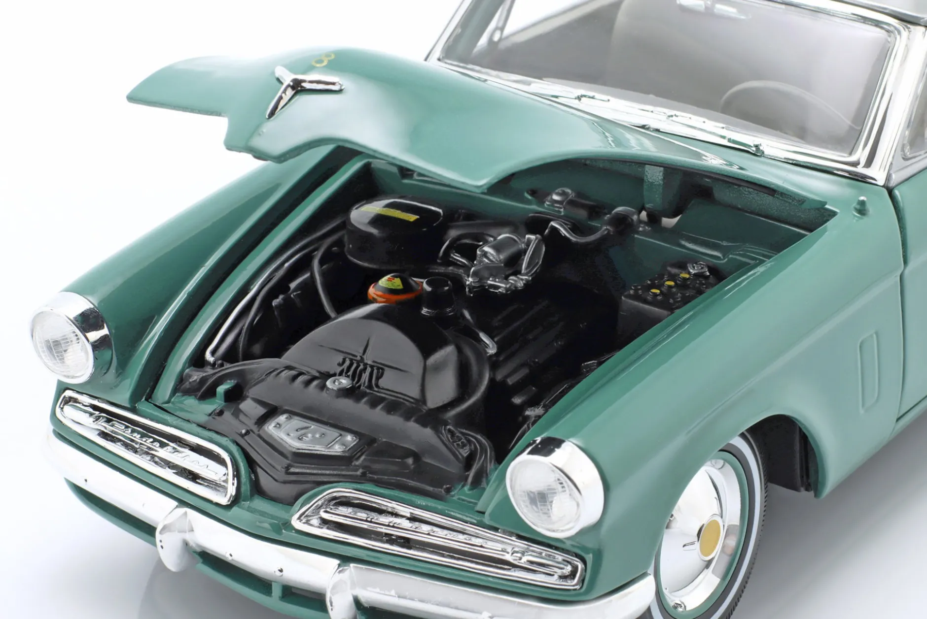 Studebaker Starliner Baujahr 1953 mintgrün / hellgrau 1:18 Maisto
