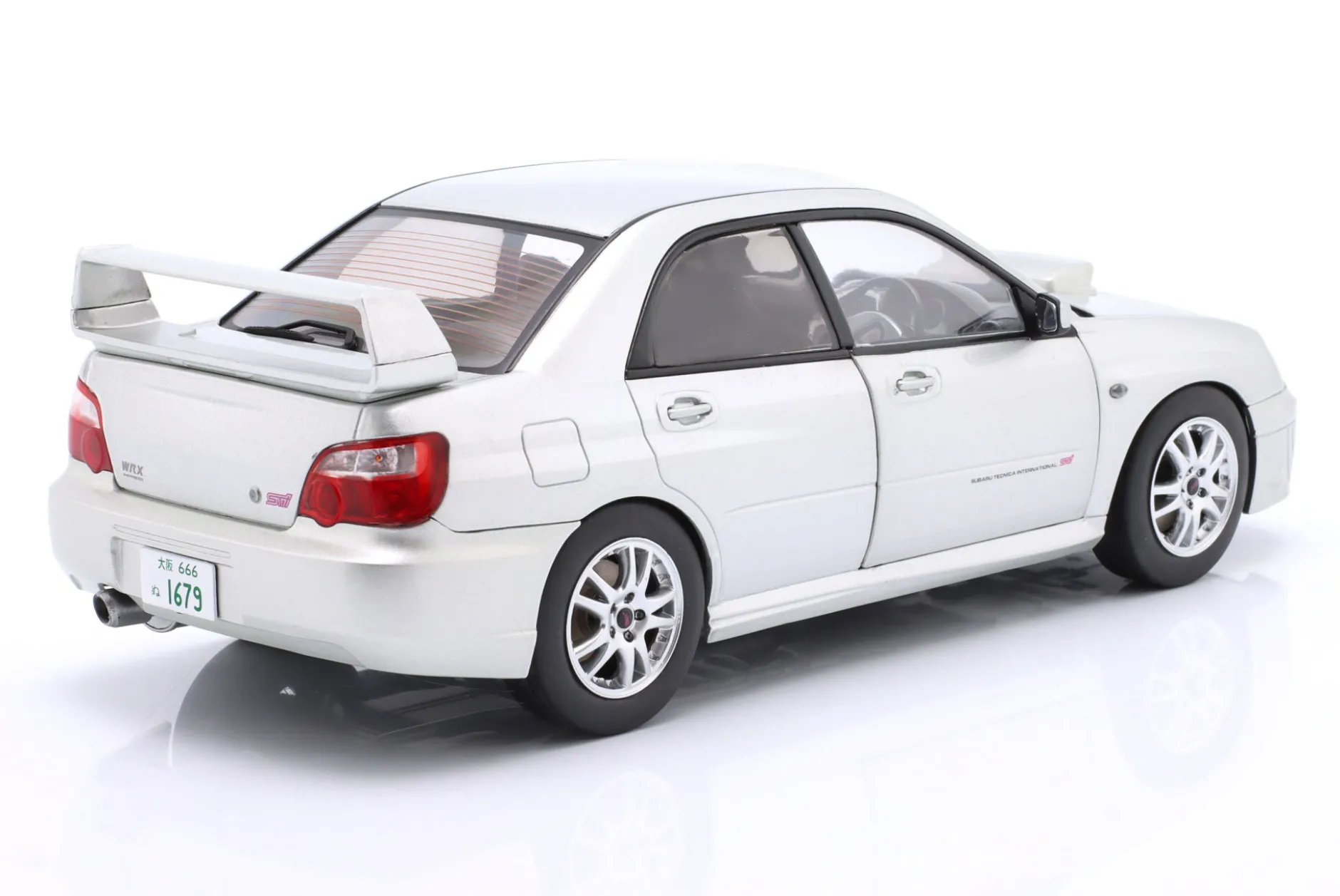 Subaru Impreza WRX STI Baujahr 2004 silber metallic 1:18 Solido
