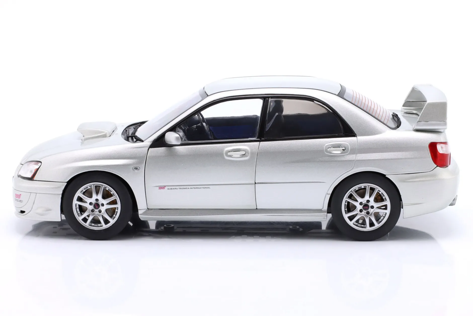 Subaru Impreza WRX STI Baujahr 2004 silber metallic 1:18 Solido