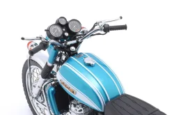 Suzuki GT 750 J Baujahr 1973 blaugrün metallic 1:12 Minichamps