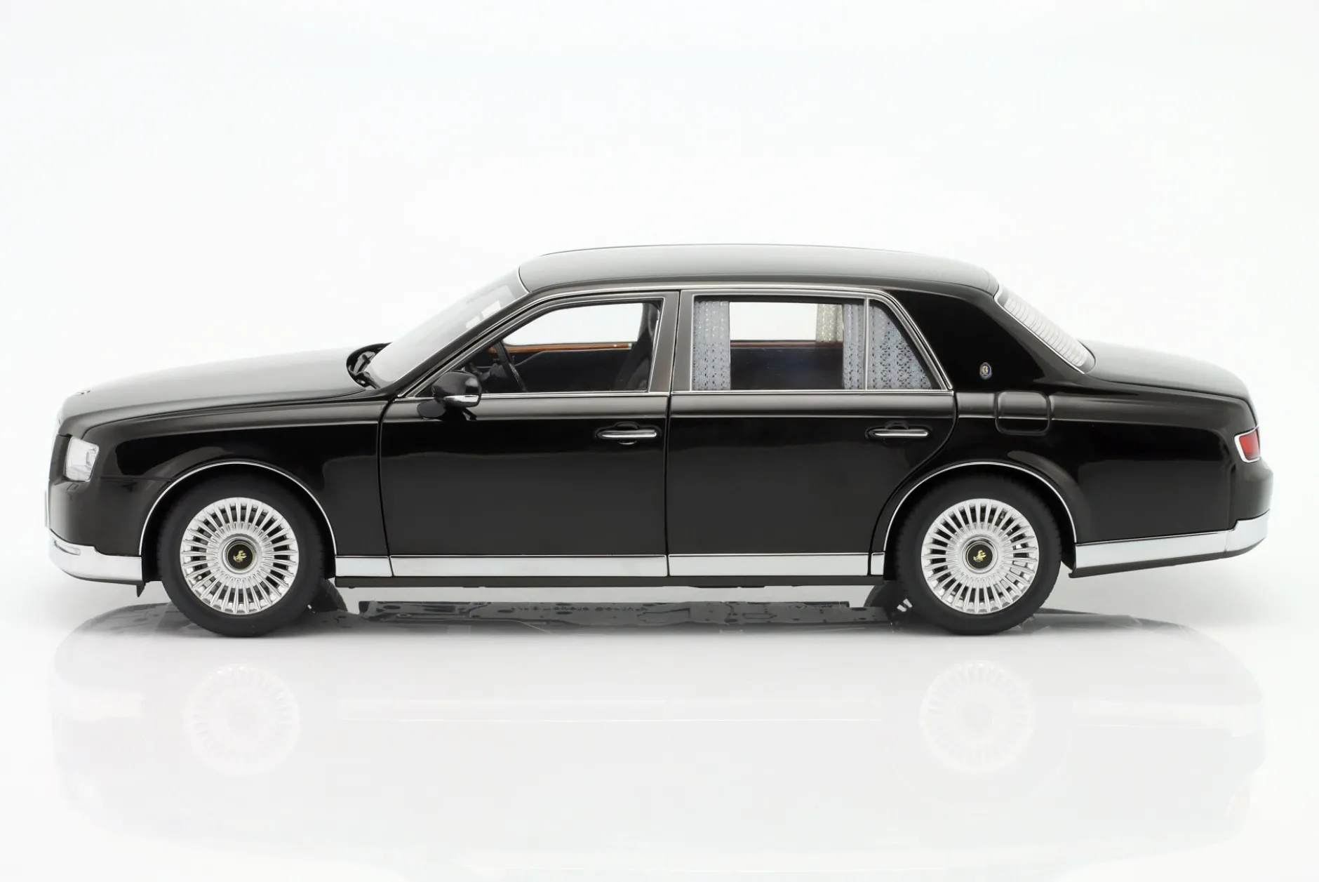 Toyota Century Baujahr 2019 schwarz 1:18 AUTOart