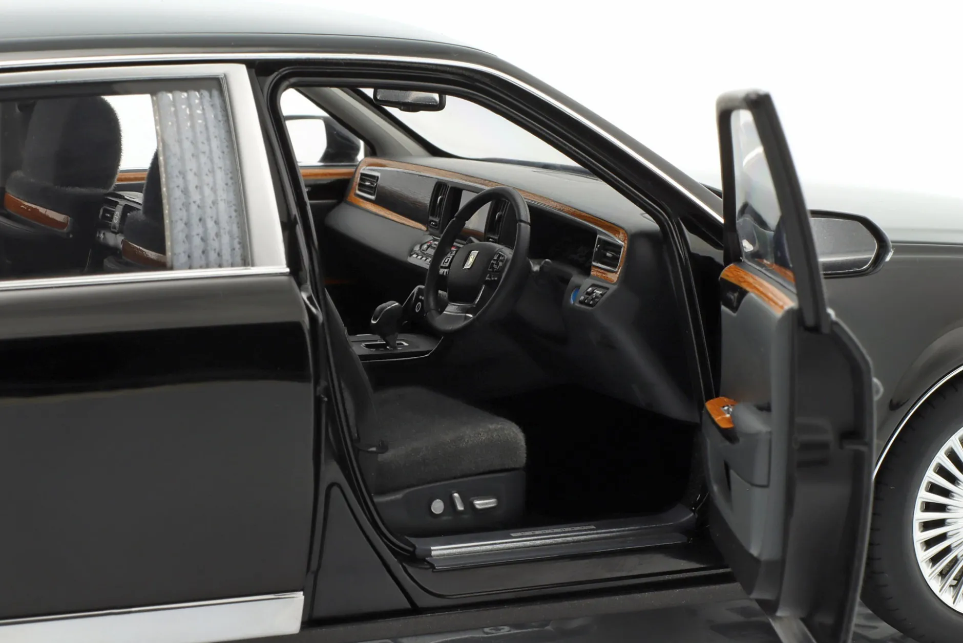 Toyota Century Baujahr 2019 schwarz 1:18 AUTOart