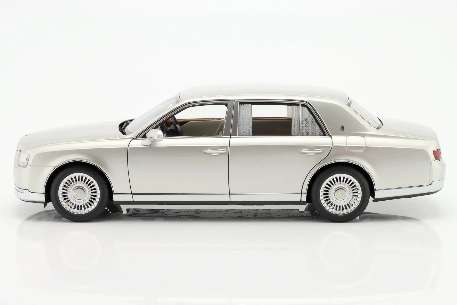 Toyota Century Baujahr 2019 silber 1:18 AUTOart