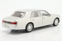 Toyota Century Baujahr 2019 silber 1:18 AUTOart