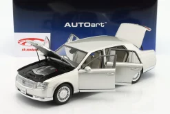 Toyota Century Baujahr 2019 silber 1:18 AUTOart