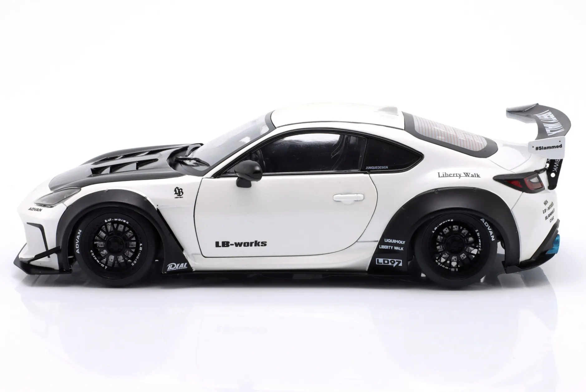 Toyota GR86 LBWK Body Kit 2024 perlweiß 1:18 Solido
