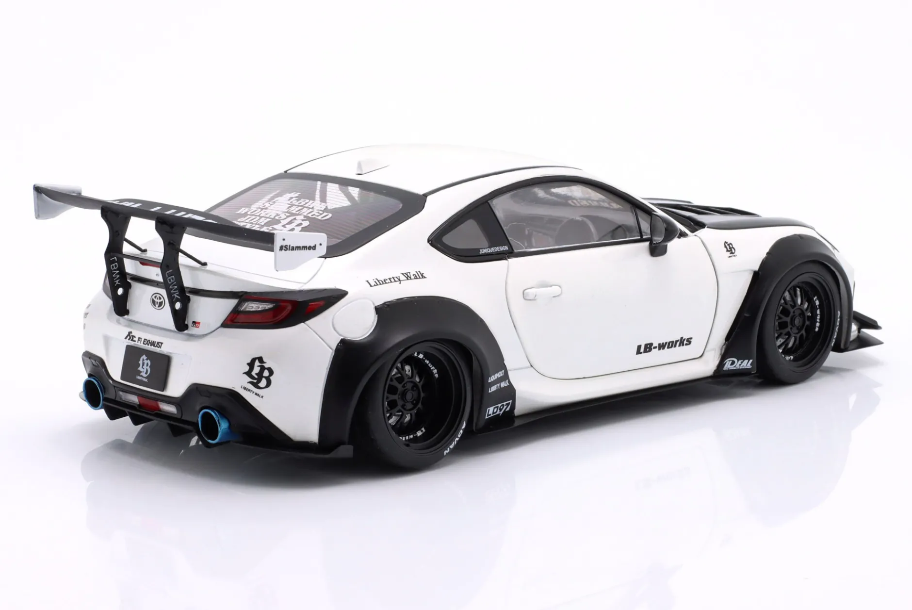 Toyota GR86 LBWK Body Kit 2024 perlweiß 1:18 Solido
