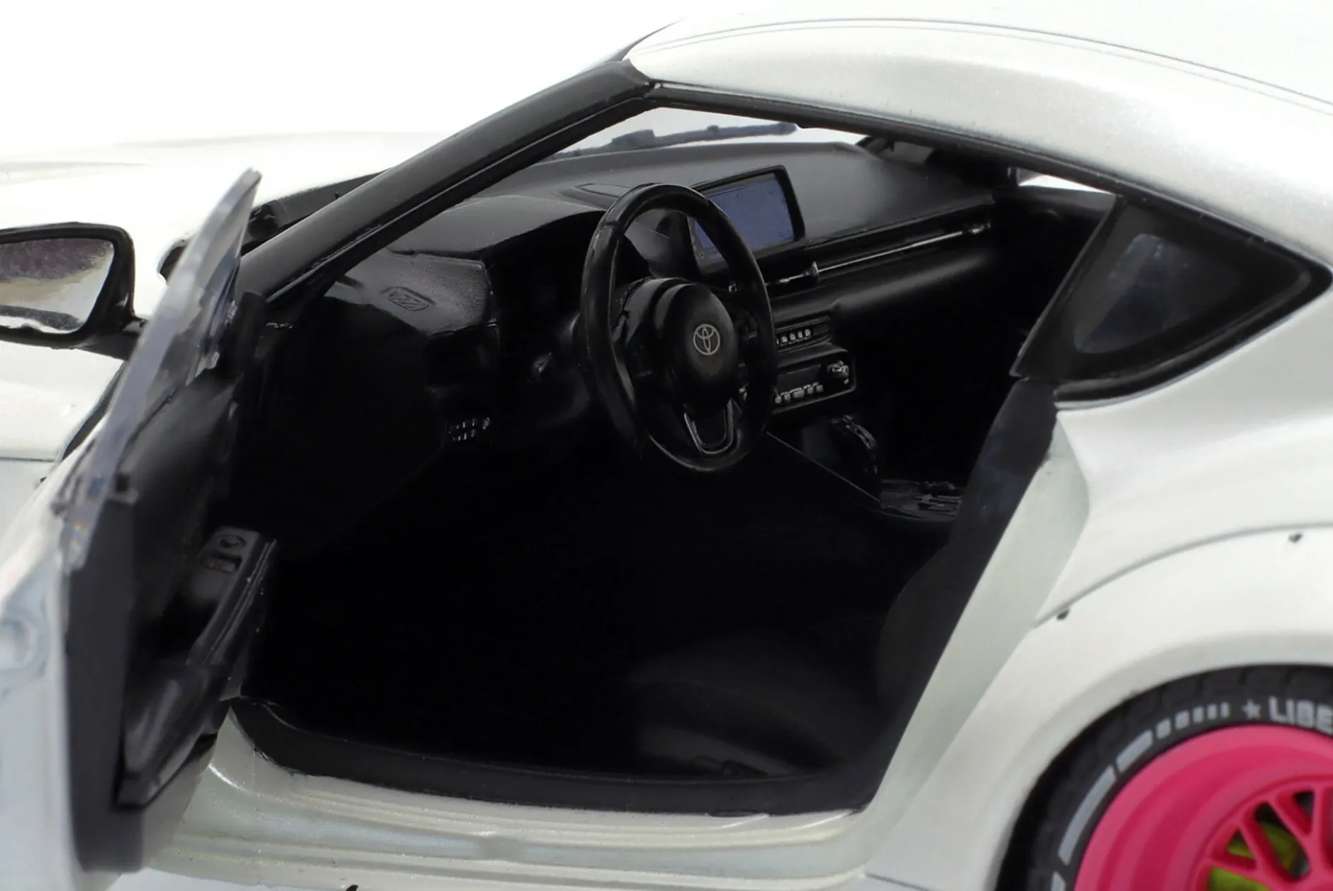Toyota GR Supra LWB Baujahr 2025 weiß / pink 1:18 Solido