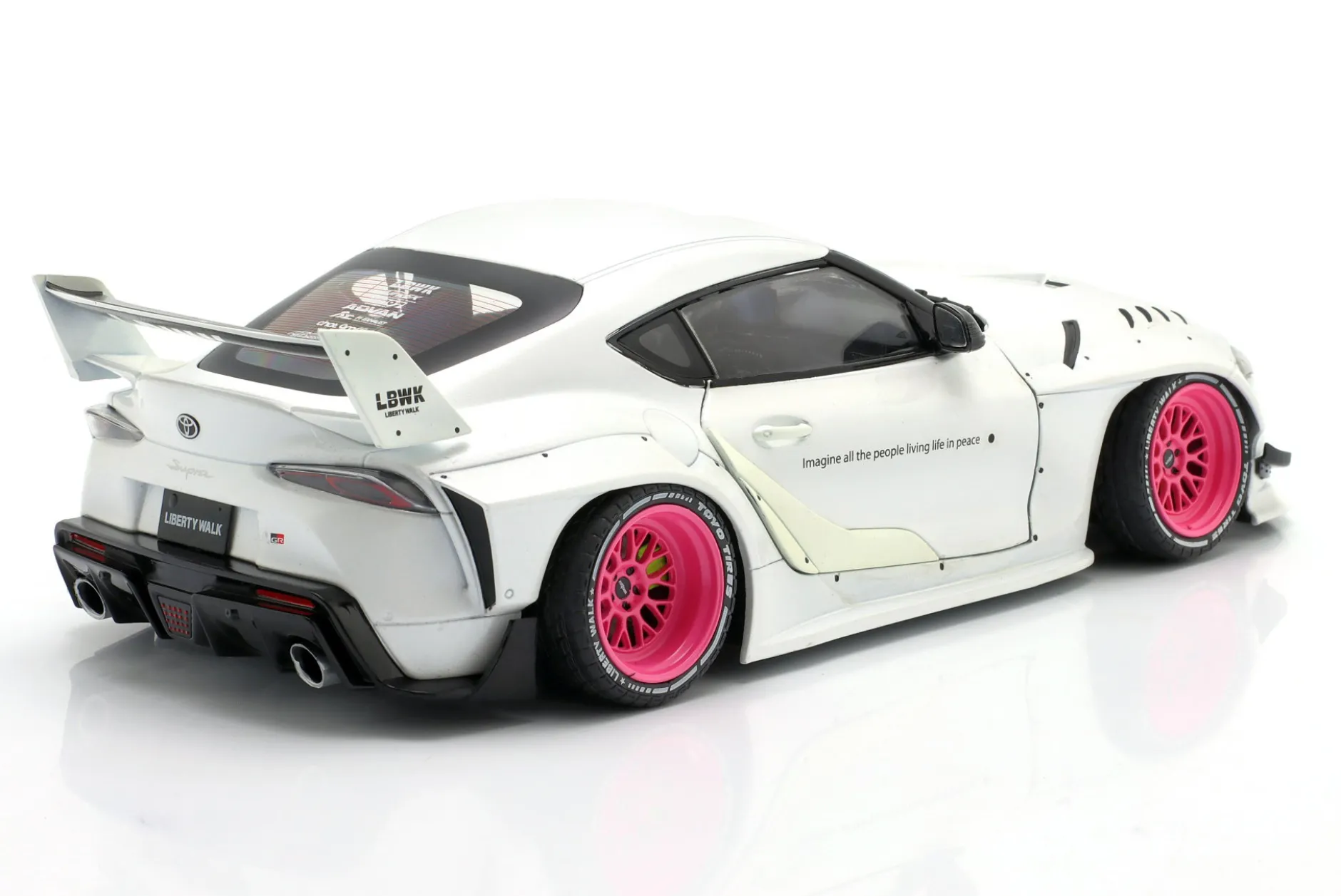 Toyota GR Supra LWB Baujahr 2025 weiß / pink 1:18 Solido