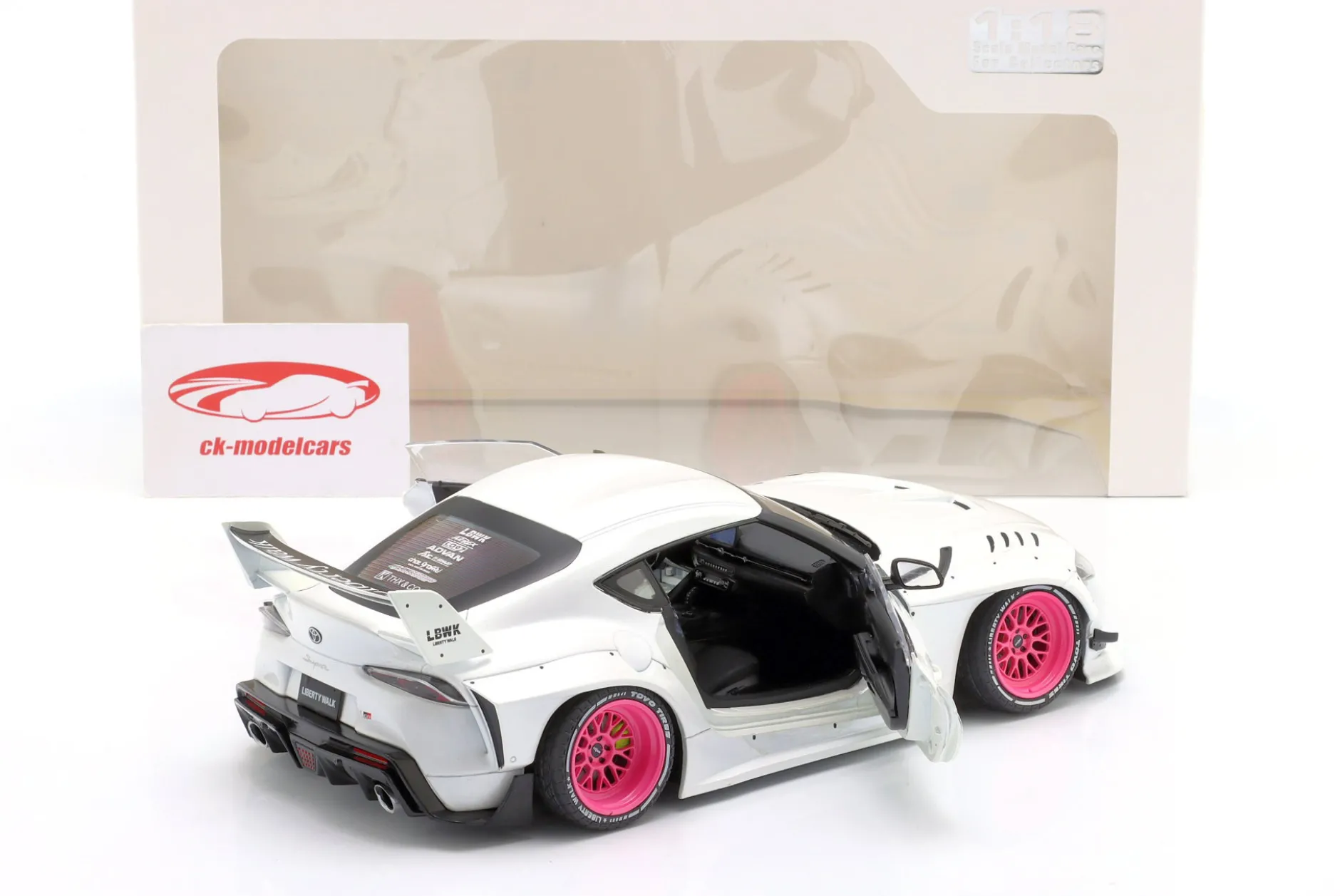 Toyota GR Supra LWB Baujahr 2025 weiß / pink 1:18 Solido