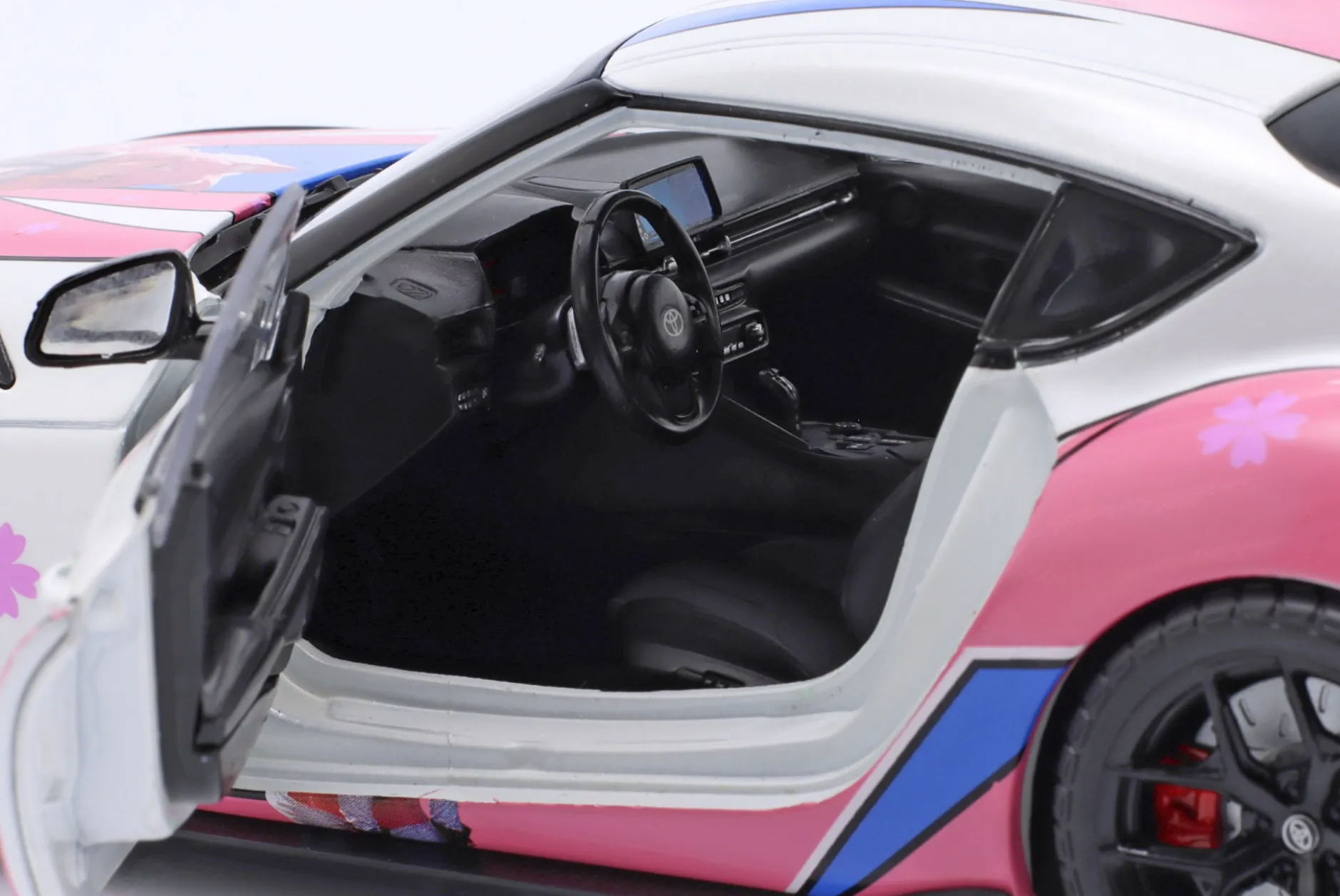 Toyota GR Supra Solido Works Itasha 2024 weiß / pink / Dekor 1:18 Solido