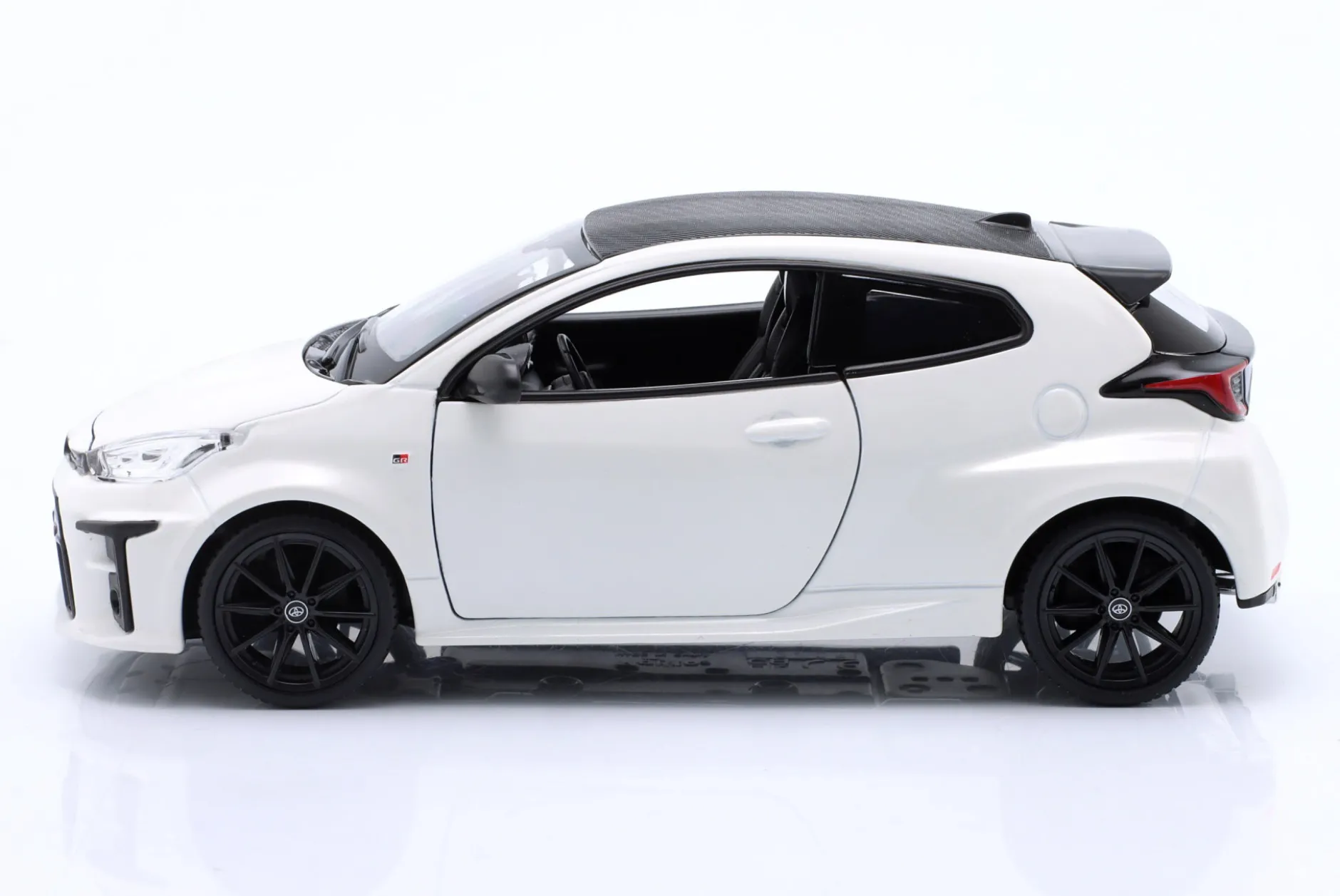 Toyota GR Yaris Baujahr 2021 weiß 1:24 Maisto