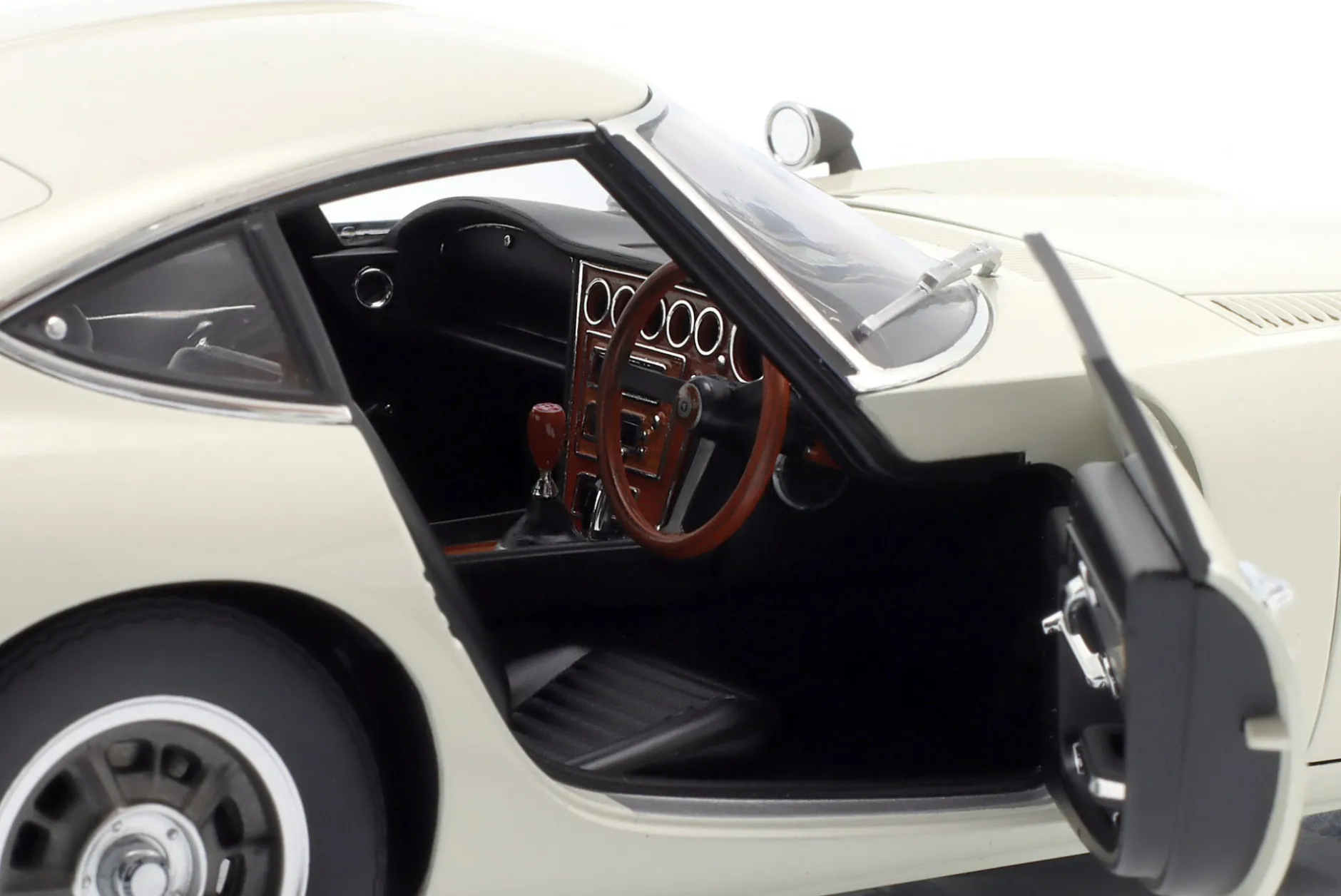 Toyota 2000GT Baujahr 1967 weiß 1:18 AUTOart