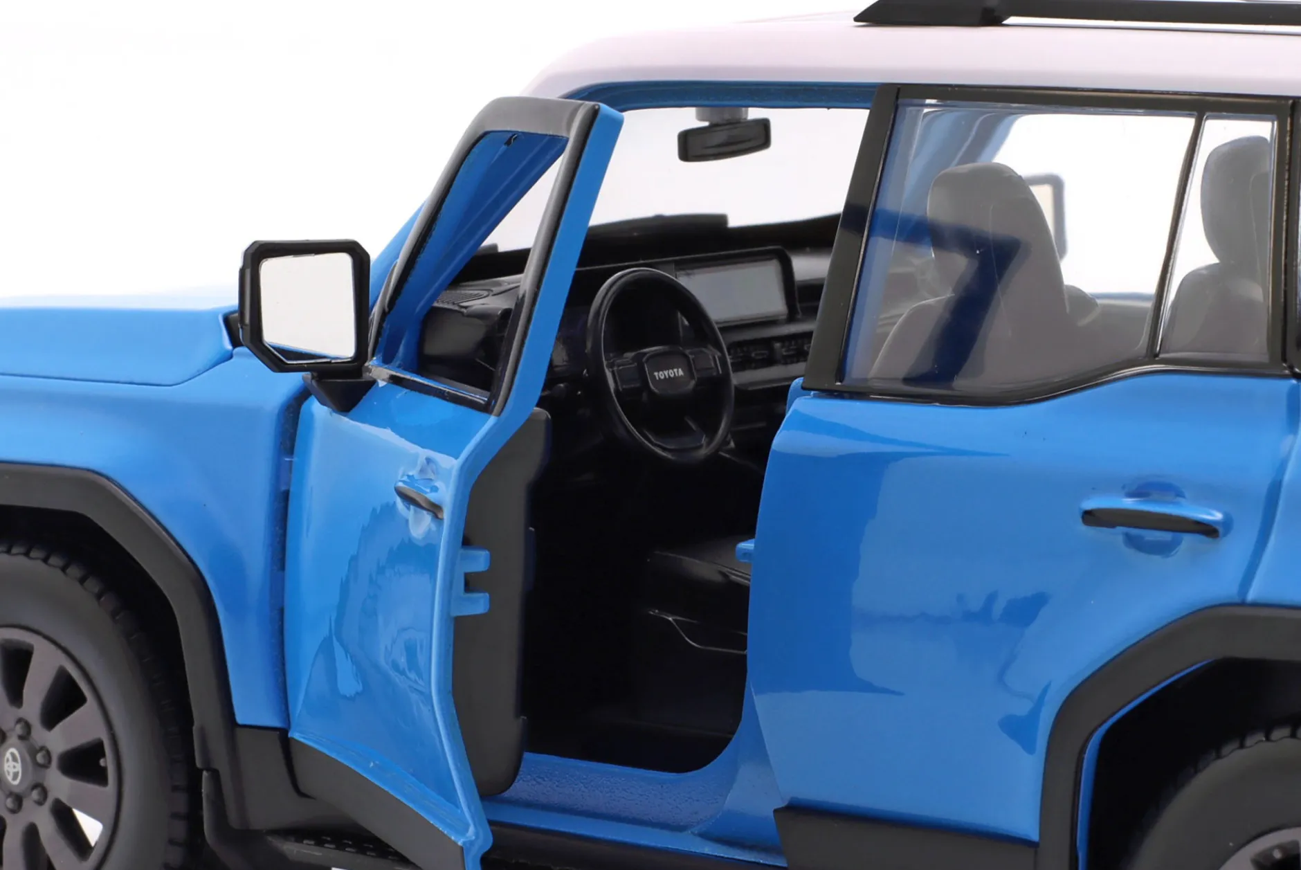 Toyota Land Cruiser Baujahr 2024 blau / weiß 1:24 Maisto