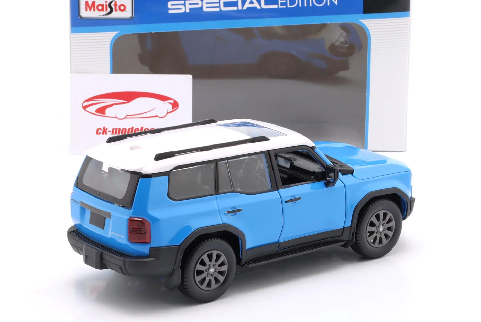 Toyota Land Cruiser Baujahr 2024 blau / weiß 1:24 Maisto