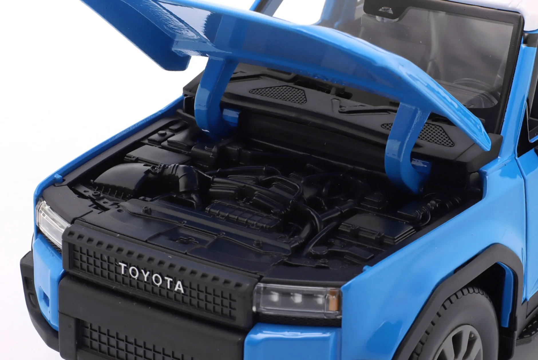 Toyota Land Cruiser Baujahr 2024 blau / weiß 1:24 Maisto