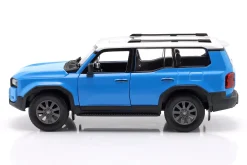 Toyota Land Cruiser Baujahr 2024 blau / weiß 1:24 Maisto