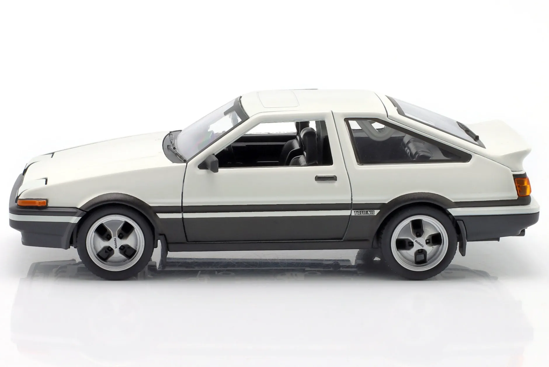 Toyota Sprinter Trueno AE86 Baujahr 1979 weiß 1:24 Maisto