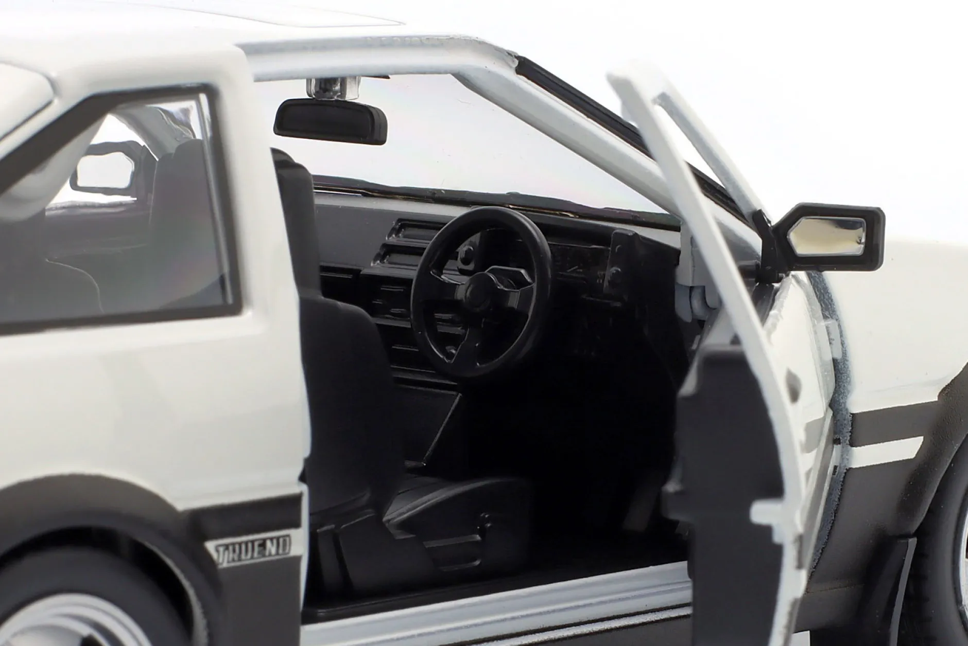 Toyota Sprinter Trueno AE86 Baujahr 1979 weiß 1:24 Maisto