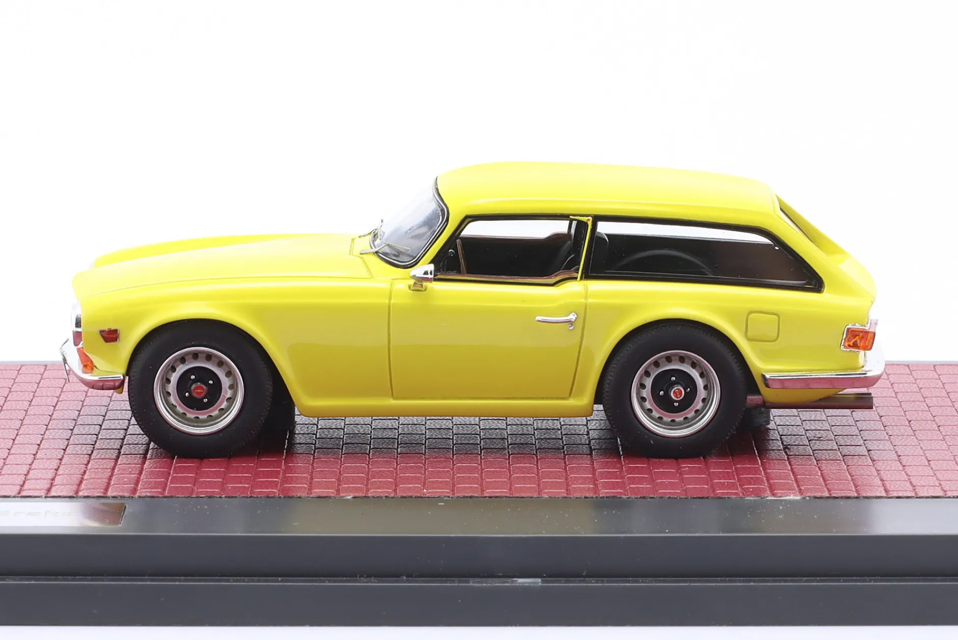 Triumph TR6 Shooting Brake gelb 1:43 Matrix