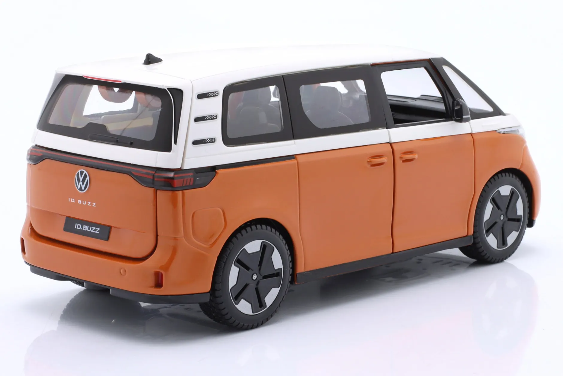 Volkswagen VW ID. Buzz Baujahr 2023 orange / weiß 1:24 Maisto