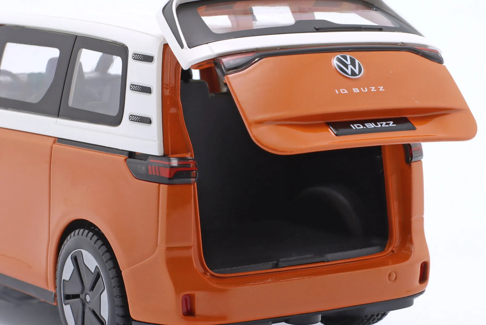 Volkswagen VW ID. Buzz Baujahr 2023 orange / weiß 1:24 Maisto