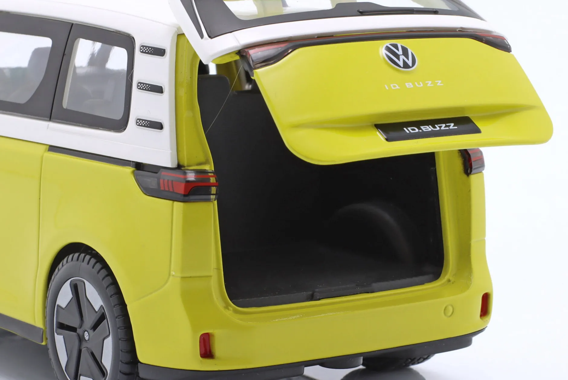 Volkswagen VW ID. Buzz Baujahr 2023 gelb / weiß 1:24 Maisto