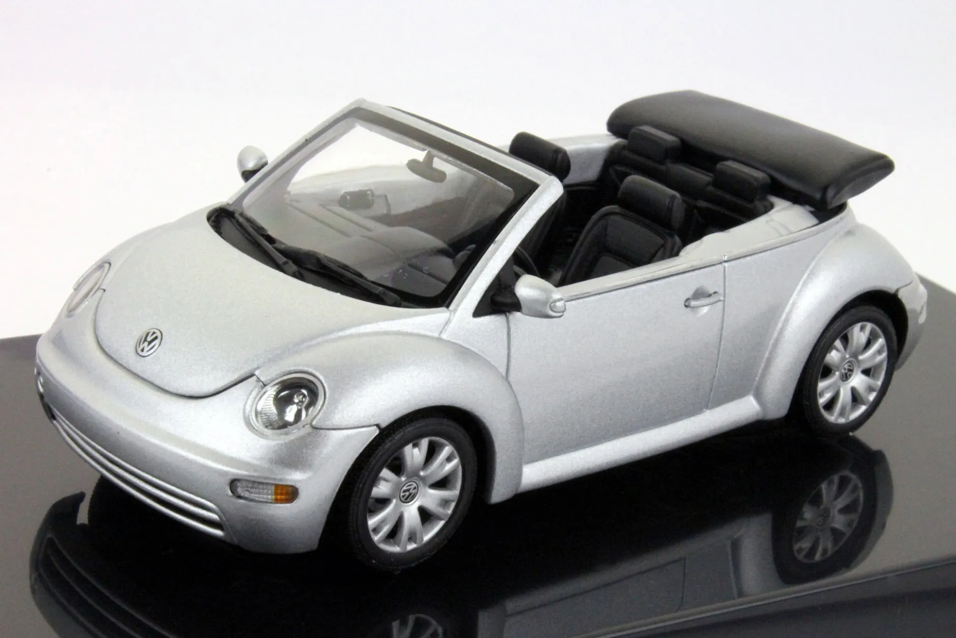 Volkswagen VW New Beetle Cabriolet (Typ 9C) reflexsilber metallic 1:43 AutoArt