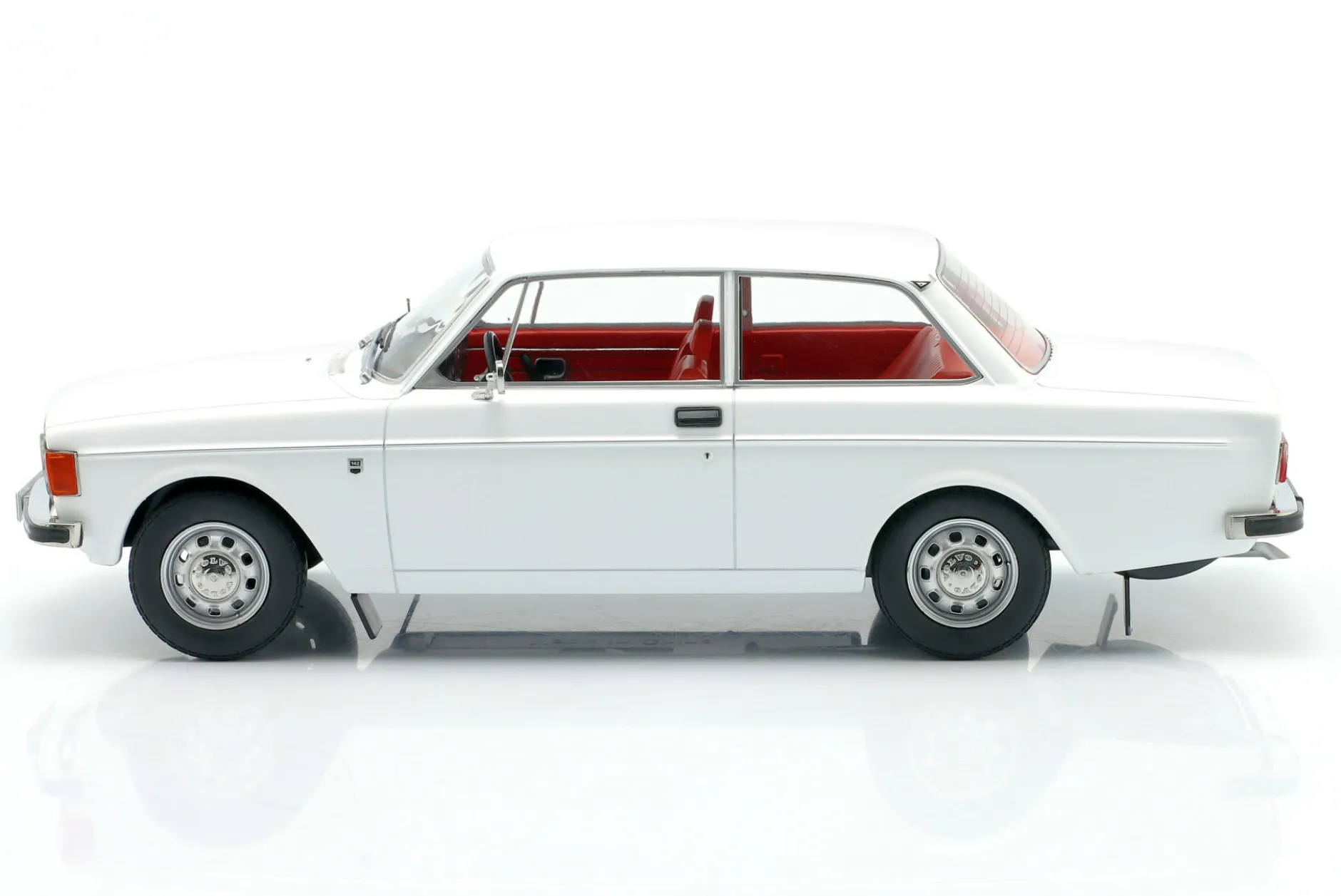 Volvo 142 Baujahr 1973 weiß 1:18 ModelCar Group