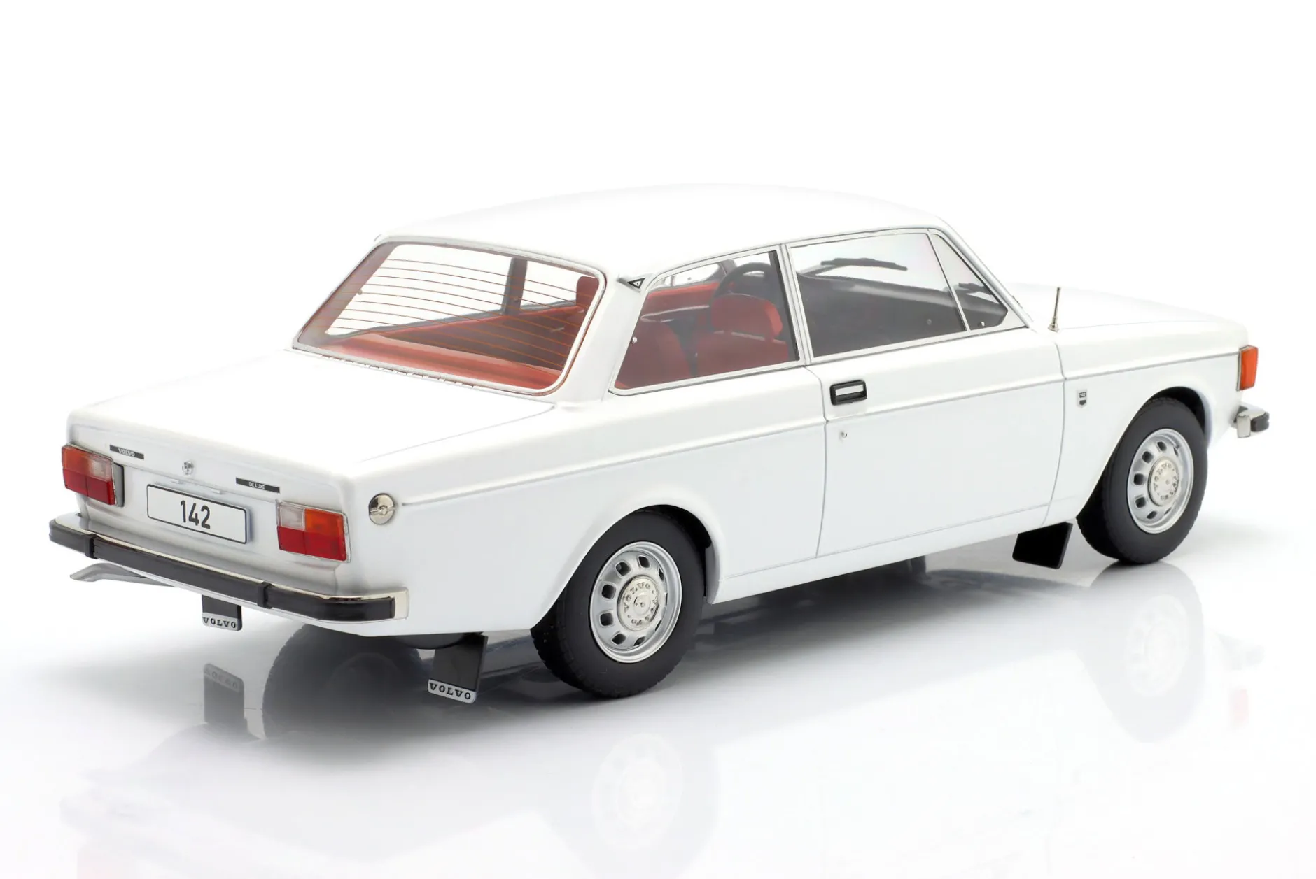 Volvo 142 Baujahr 1973 weiß 1:18 ModelCar Group