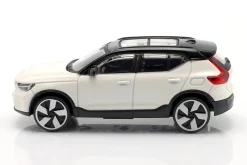 Volvo EX40 Baujahr 2026 weiß / schwarz 1:43 Bburago