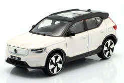 Volvo EX40 Baujahr 2026 weiß / schwarz 1:43 Bburago
