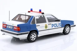 Volvo 850 Polizei Schweden Baujahr 1993 weiß, blau 1:18 Triple9