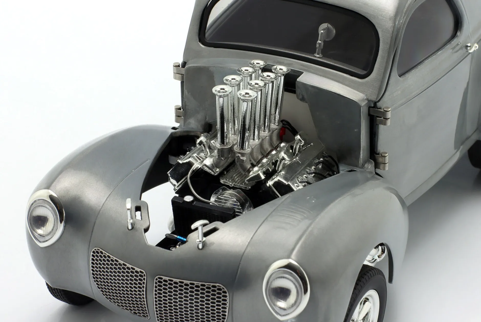Willys Gasser Hammered Steel Baujahr 1940 clear finish 1:18 GMP